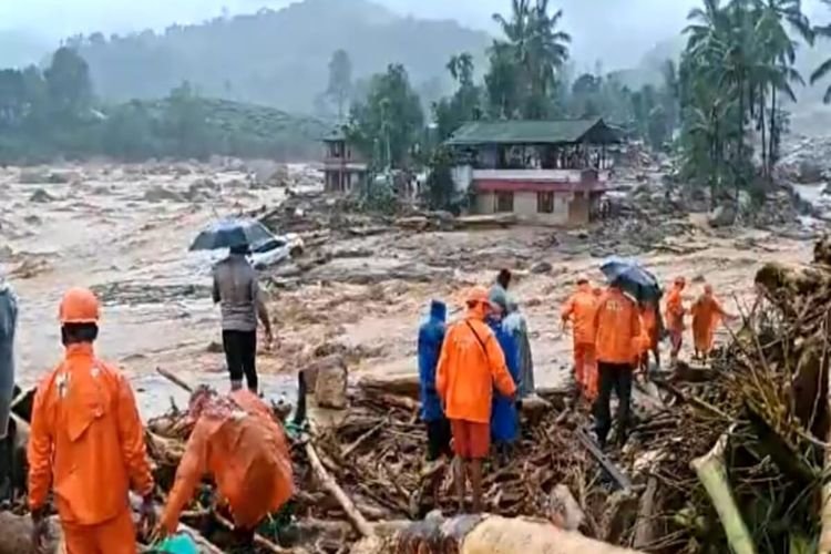Kerala landslides: मरने वालों की संख्या बढ़कर हुई 150, करीब 250 लोगों को बचाया गया, नेवी की टीम तैनात