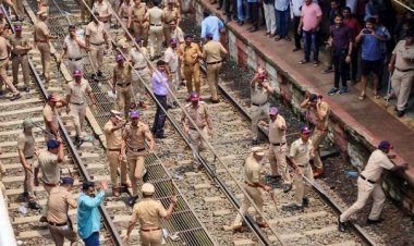 Badlapur sexual assault case: बदलापुर रेलवे स्टेशन पर भीड़ को तितर-बितर करने के लिए पुलिस ने किया लाठीचार्ज