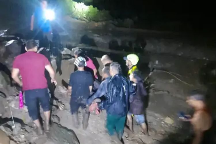 केदारनाथ में फटा बादल, भारी बारिश के कारण 10 लोगों की मौत, मुख्यमंत्री धामी ने आपदा प्रभावित क्षेत्रों का किया निरीक्षण