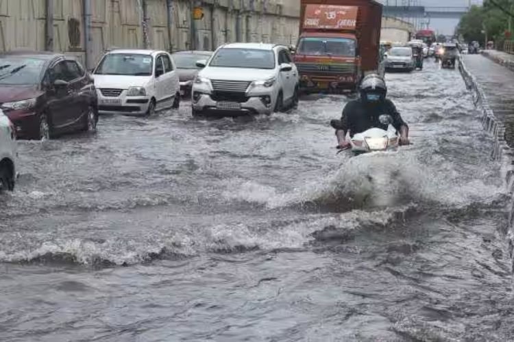 दिल्ली में भारी बारिश से टूटा 14 साल का रिकॉर्ड, शहर के अधिकांश हिस्से जलमग्न