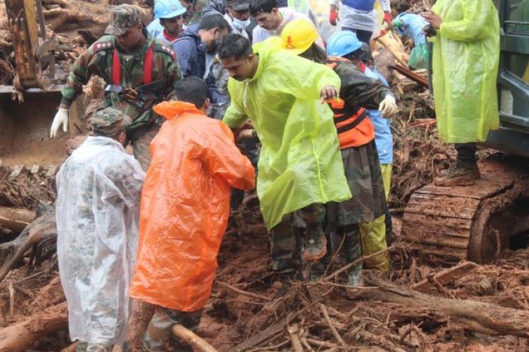 वायनाड भूस्खलन में मरने वालों की संख्या बढ़कर हुई 308, लिए इरुवंजिप्पुझा नदी पर बनाया गया पुल, बचाव अभियान जारी