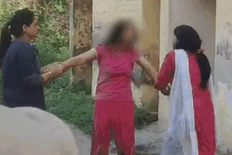 प्रेमी के साथ रंगे हाथों पकड़ी गई महिला थाना प्रभारी, परिजनों ने की जमकर पिटाई, कमिश्नर ने किया सस्पेंड