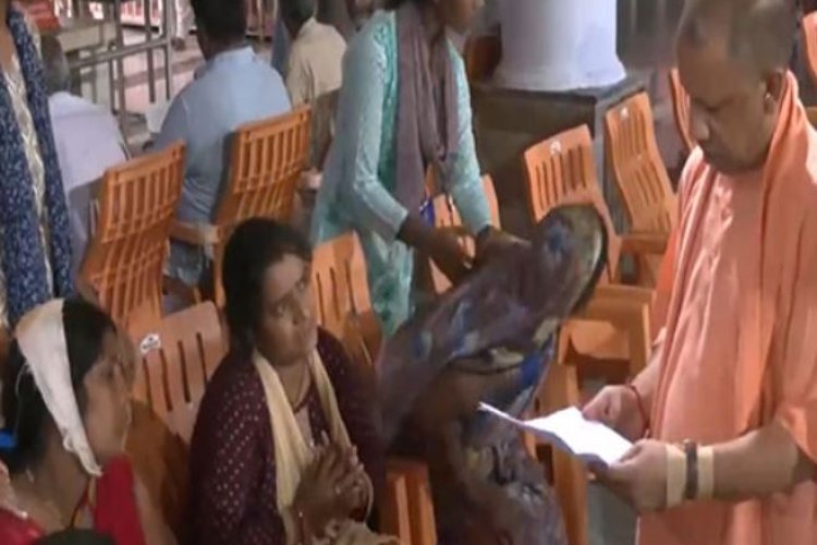 UP मुख्यमंत्री योगी आदित्यनाथ ने गोरखपुर जनता दर्शन में सुनी लोगों की समस्याएं