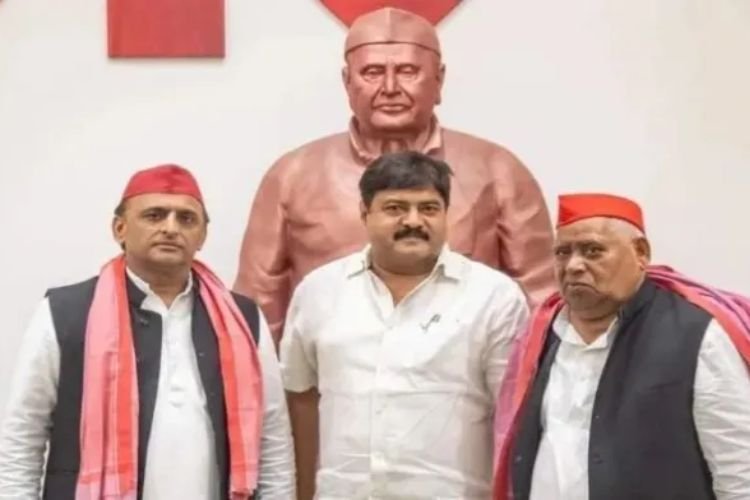 कौन है सपा का नेता राशिद खान, जो मोईन खान को बचा रहा है....