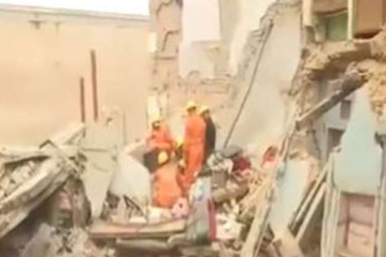 वाराणसी में दो मकान ढहे, एक की मौत और 8 को बचाया गया