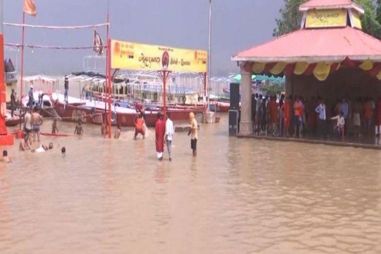भारी बारिश के कारण गंगा नदी में बढ़ा जलस्तर, वाराणसी के घाट हुए जलमग्न