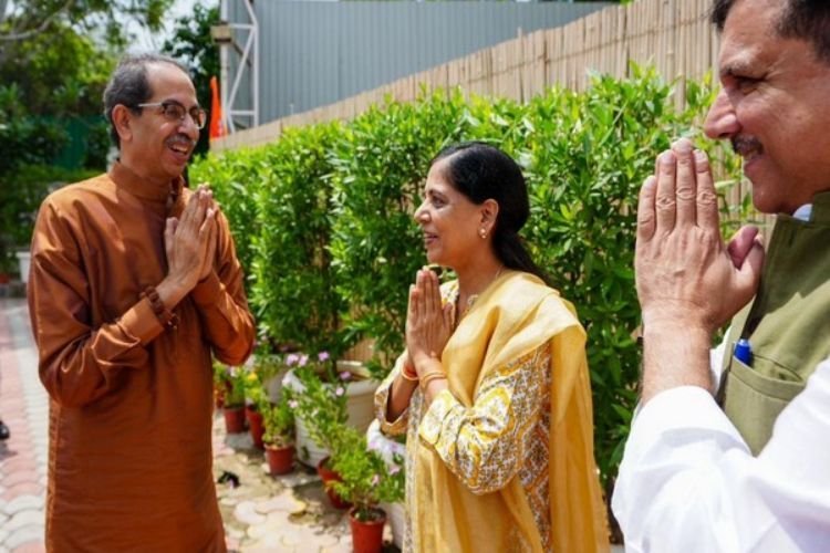 उद्धव ठाकरे ने दिल्ली में सुनीता केजरीवाल से की मुलाकात, संजय सिंह ने कहा- हमारी आवाज दबाना चाहती है सरकार