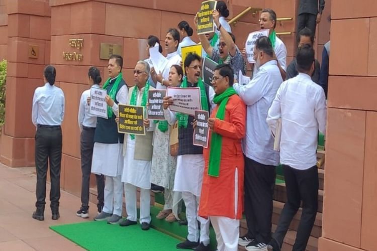 बिहार को विशेष राज्य का दर्जा देने की मांग को लेकर राजद सांसदों ने संसद के बाहर किया प्रदर्शन