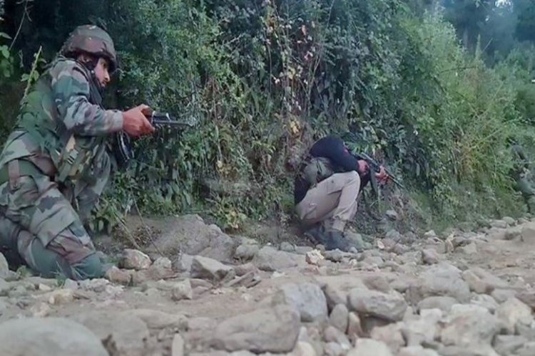 जम्मू-कश्मीर: अनंतनाग में आतंकियों के साथ मुठभेड़ में 2 जवान शहीद