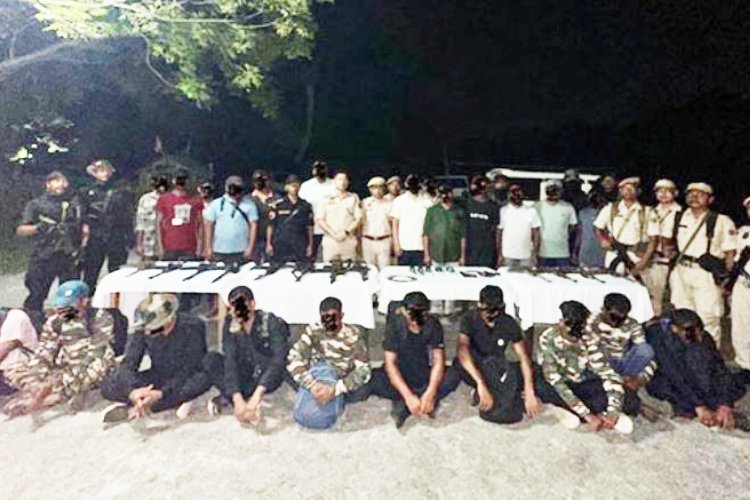 असम पुलिस ने 20 युवकों के एक समूह को उग्रवादी बनने से रोका, भारी मात्रा में हथियार और गोला-बारूद बरामद