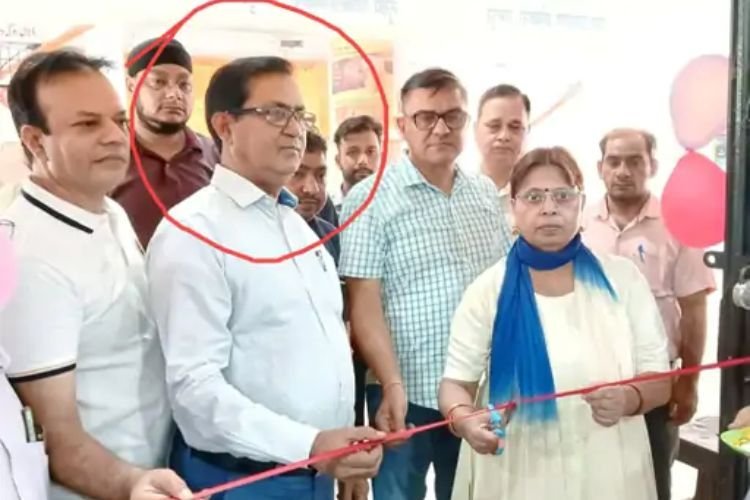 रामपुर में पैदा हुई लेडी आजम, छापा मारने पहुंचे अधिकारी तो उठाया खतरनाक कदम