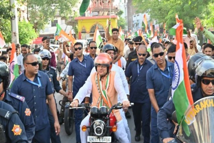CM पुष्कर सिंह धामी ने तिरंगा बाइक रैली में लिया भाग, खुद बाइक चलाकर की रैली की शुरुआत, देश की एकता और अखंडता पर ये कहा...