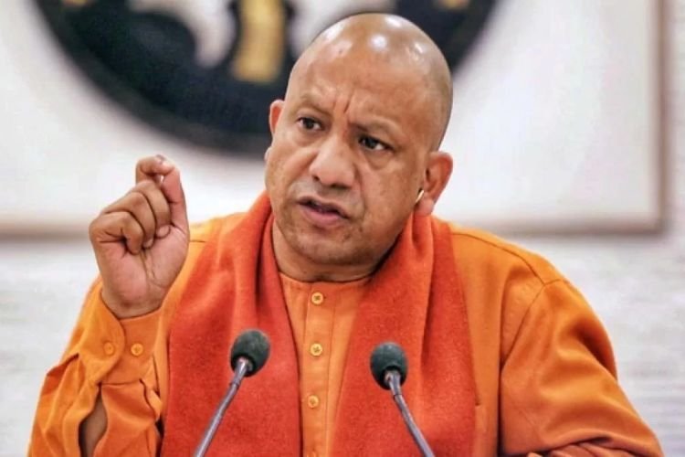 उपचुनाव से पहले UP में बदले सियासी हालात, एक्शन में योगी, अधिकारियों पर गिरी गाज