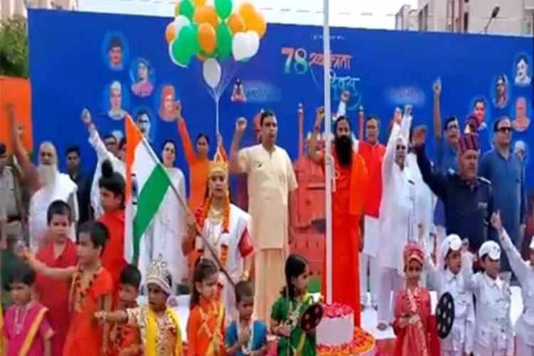 योग गुरु बाबा रामदेव ने आचार्य बालकृष्ण के साथ हरिद्वार में फहराया राष्ट्रीय ध्वज