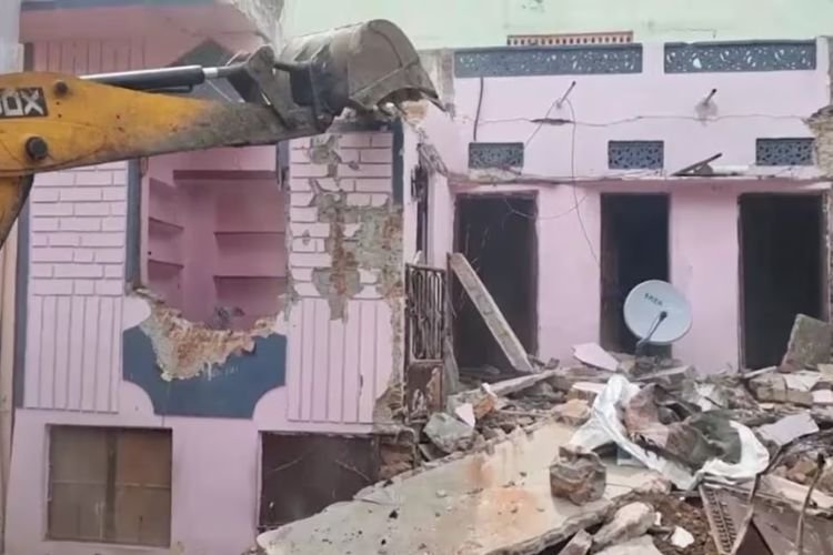 इतिहास में पहली बार नाबालिग के घर चला बुलडोजर!