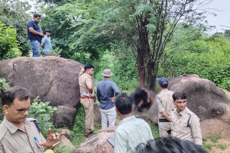 मध्य प्रदेश के छतरपुर में अधजली हालत में जंजीर से पेड़ पर बंधे मिले युवक युवती के शव, फैली सनसनी