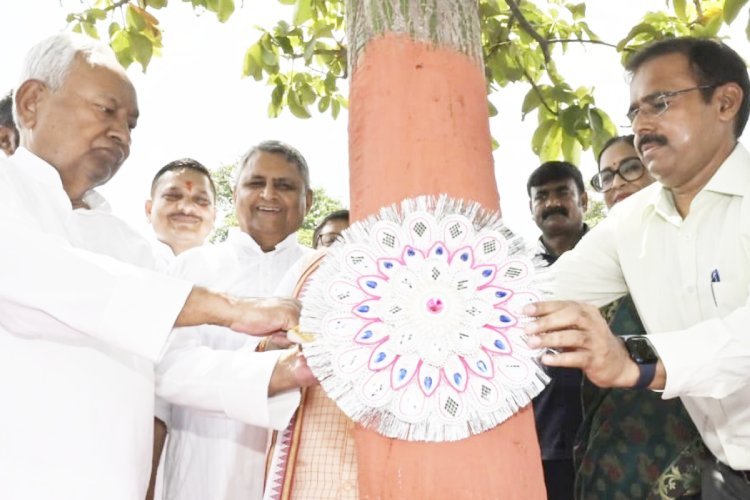 बिहार के मुख्यमंत्री नीतीश कुमार ने पेड़ को राखी बांध कर मनाया रक्षाबंधन