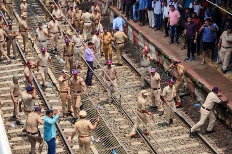 Badlapur sexual assault case: बदलापुर रेलवे स्टेशन पर भीड़ को तितर-बितर करने के लिए पुलिस ने किया लाठीचार्ज