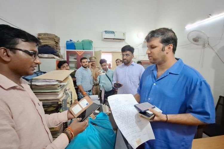 DM ने मारा बड़े ऑफिसर के ऑफिस में छापा, मिला ऐसा लेटर जौनपुर से लखनऊ मची हलचल!