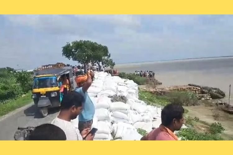 बिहार के गंडक नदी में नाव डूबने से 6 लोग लापता, घटना स्थल पर मची चीख-पुकार