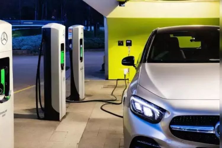 UP में इलेक्ट्रिक वाहनों की बढ़ी मांग, चार्जिंग स्टेशनों की कमी के कारण पेश आ रही दिक्कत