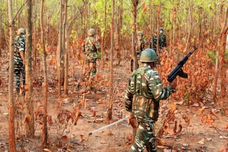 छत्तीसगढ़ के नारायणपुर में मुठभेड़ में तीन महिला नक्सली ढेर, हथियार जब्त