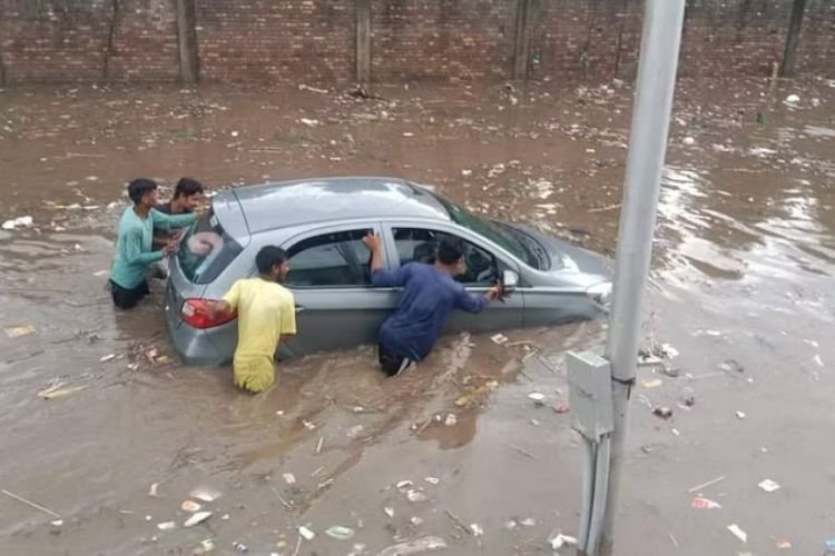 आगरा में हुई भारी बारिश ने पिछले 85 सालों का तोड़ा रिकॉर्ड, कई इलाकों में जलभराव