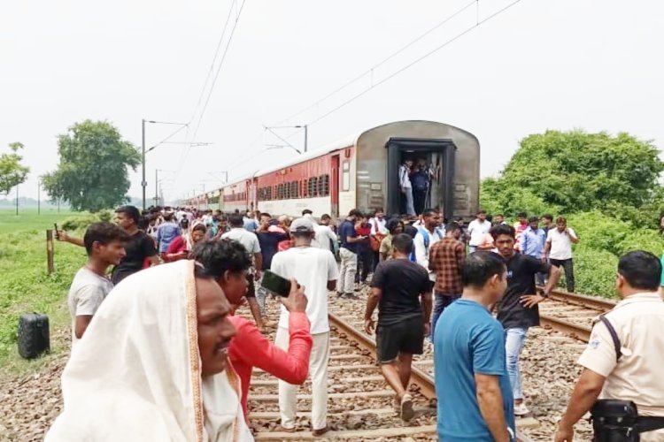 बिहार के बक्सर में चलते-चलते दो हिस्सों में बंट गई सुपरफास्ट ट्रेन, यात्रियों में हड़कंप