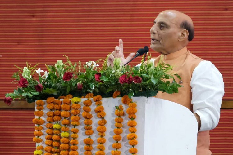 क्या अफजल गुरु को माला पहनाई जानी चाहिए थी?, राजनाथ सिंह ने की उमर की टिप्पणी की निंदा