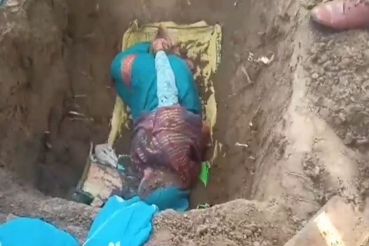 चकरोड कब्जा मुक्त कराने के लिए समाजसेवी महिला को लेना पड़ा समाधि, प्रशासन में मचा हड़कंप