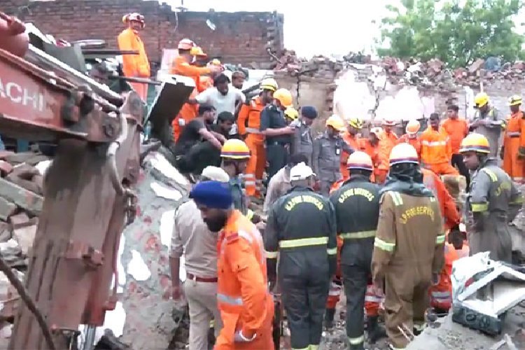 Meerut Building Accident: अब तक 10 लोगों की मौत, बचाव अभियान अभी भी जारी