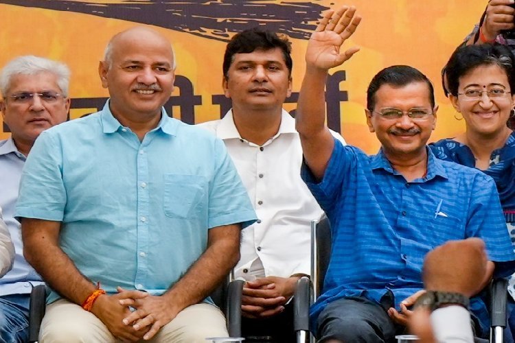 केजरीवाल के बाद कौन होगा दिल्ली का अगला सीएम, बैठक के लिए केजरीवाल के घर पहुंचे मनीष सिसोदिया