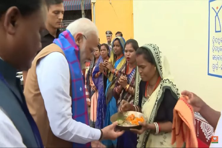 PM Modi Birthday: PM मोदी ने भुवनेश्वर में PM आवास योजना-शहरी के लाभार्थियों से की मुलाकात