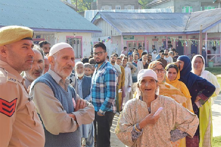 वोटिंग के लिए भारी संख्या में घर से निकले कश्मीरी पंडित, दोपहर 1 बजे तक 41.17% हुआ मतदान