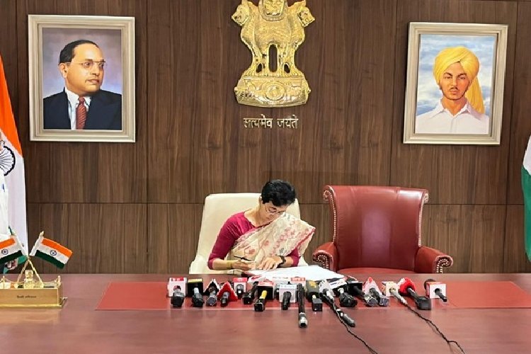 Atishi Takes Charge as Delhi CM: भगवान राम की पादुकाएं की तरह आतिशी ने भी केजरीवाल के लिए रखी खाली कुर्सी
