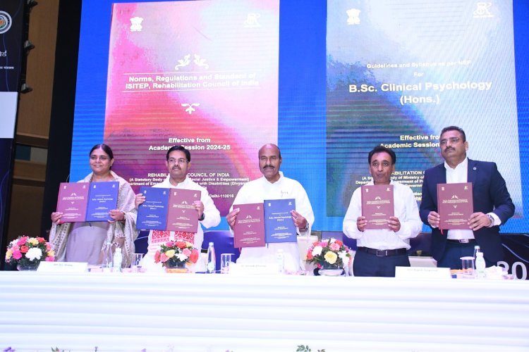 डॉ. अंबेडकर इंटरनेशनल सेंटर दिल्ली में दीक्षांत समारोह आयोजित, 16 टॉपर्स को किया गया सम्मानित, केंद्रीय मंत्री हुए शामिल