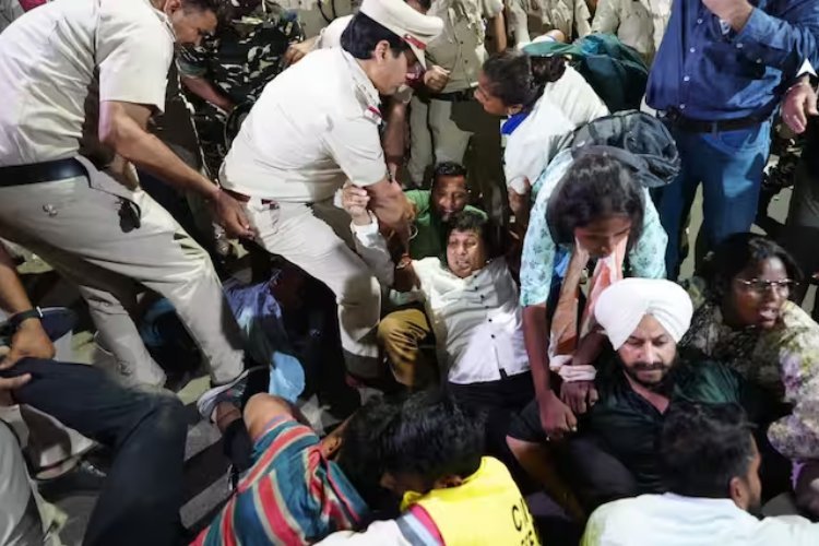 पुलिस ने दिल्ली के मंत्री सौरभ भारद्वाज को लिया हिरासत में, मार्शलों की बहाली को लेकर कर रहे थे प्रदर्शन