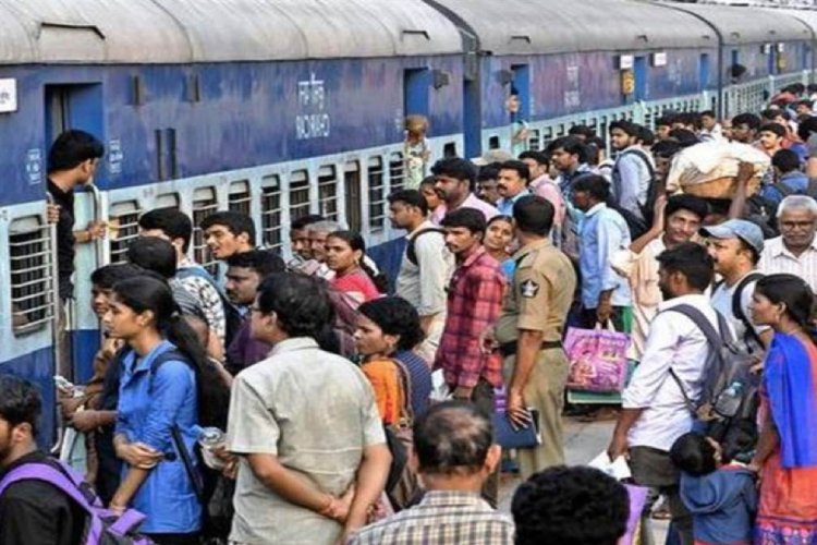 टिकट मिल नहीं रहे, ट्रेनें 48 घंटे लेट हो रही... छठ के मौके पर घर जाए तो जाए कैसे ?