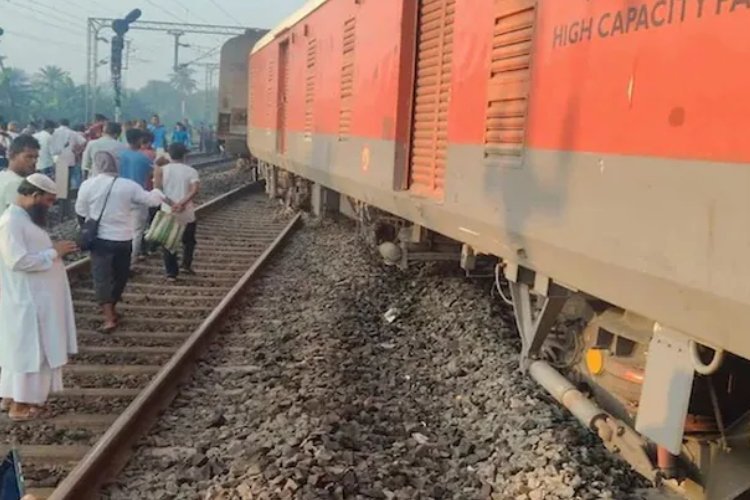 पश्चिम बंगाल में हुआ रेल हादसा, सिकंदराबाद से शालीमार जा रही एक्सप्रेस ट्रेन के तीन कोच पटरी से उतरे