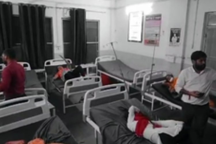 आगरा-लखनऊ एक्सप्रेसवे पर टूरिस्ट बस ट्रक से टकराई, पांच लोगों की मौत, 20 घायल