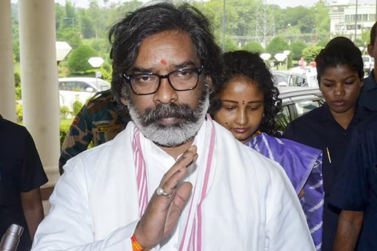 सीएम हेमंत सोरेन के निजी सचिव सुनील श्रीवास्तव और उनसे जुड़े लोगों के 15 ठिकानों पर इनकम टैक्स की रेड