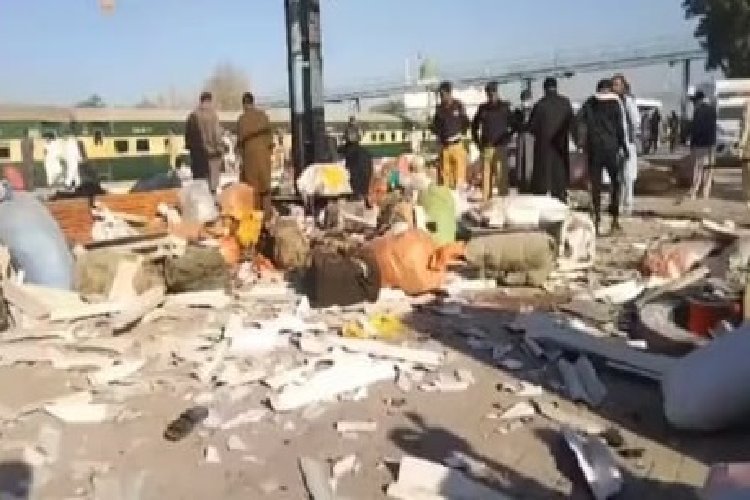 आत्मघाती विस्फोट में तबाह हुआ पाकिस्तान, क्वेटा रेलवे स्टेशन हुआ तहस-नहस, 24 लोगों की हुई मौत