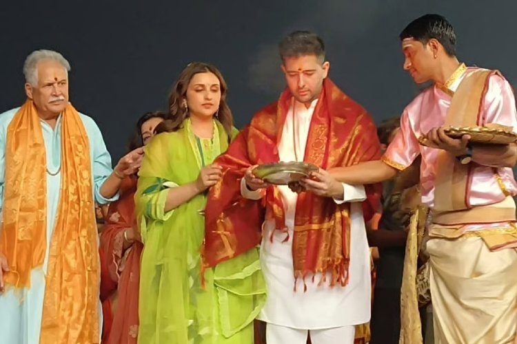 वाराणसी में राघव चड्ढा और परिणीति चोपड़ा ने की गंगा आरती, परिवार के सदस्य भी रहे मौजूद