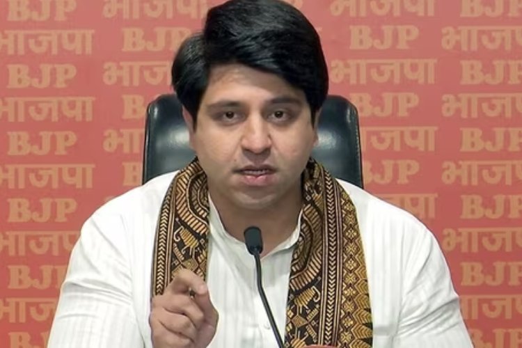 'बंटोगे तो कटोगे' और 'एक रहोगे तो सेफ रहोगे' के नारे से ओवैसी के पेट में क्यों हो रहा दर्द? : शहजाद पूनावाला