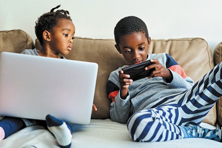 छोटी उम्र में स्‍क्रीन पर ज्‍यादा समय बिताने से समय से पहले आ सकती हैं प्यूबर्टी