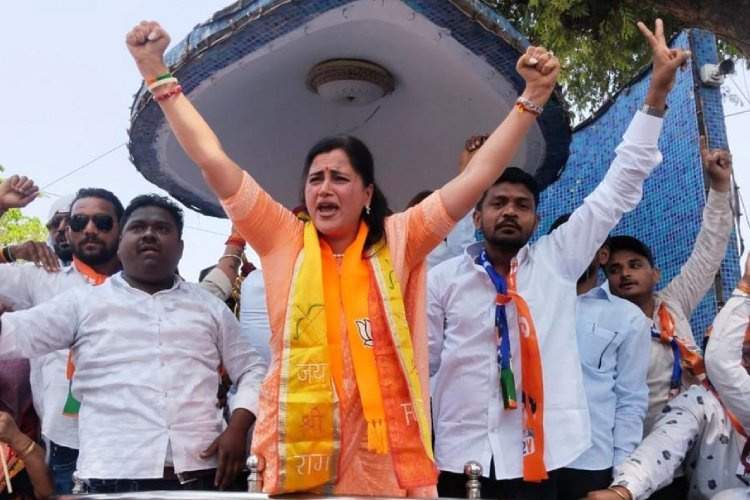 Amravati : नवनीत राणा की जनसभा में हंगामा, फेंकी गई कुर्सियां, एफआईआर दर्ज