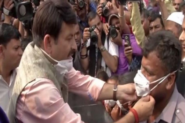 Delhi Pollution : दिल्ली में प्रदूषण का कहर, सांसद मनोज तिवारी ने बांटे मास्क, बोले- जागरूक होना जरूरी
