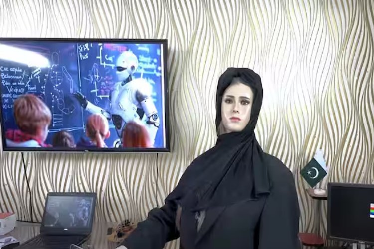 Pakistan School AI Teacher : कराची के स्कूल में एआई शिक्षक ने दी बच्चों को नई दिशा