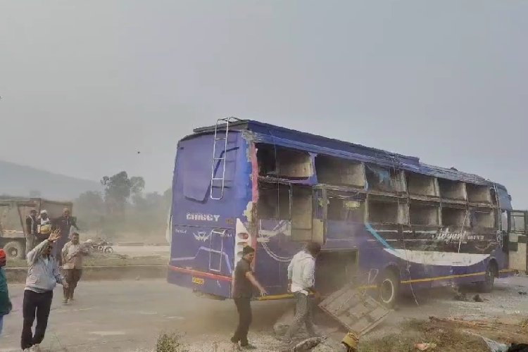 Jharkhand : हजारीबाग के गोरहर में यात्री बस पलटी, सात लोगों की मौत और 25 से ज्यादा घायल