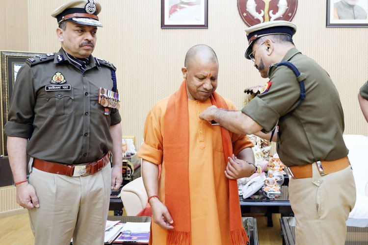 जब 9 सीटों की गिनती हो  रही थी, योगी डीजीपी के साथ क्या कर रहे थे, आई गजब तस्वीर!